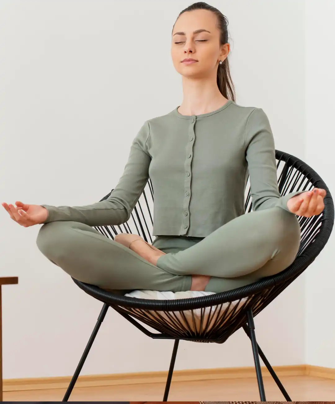 Personne assise en position de méditation dans un espace calme avec lumière naturelle